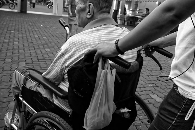 Choisir un service de soins à domicile pour une personne handicapée