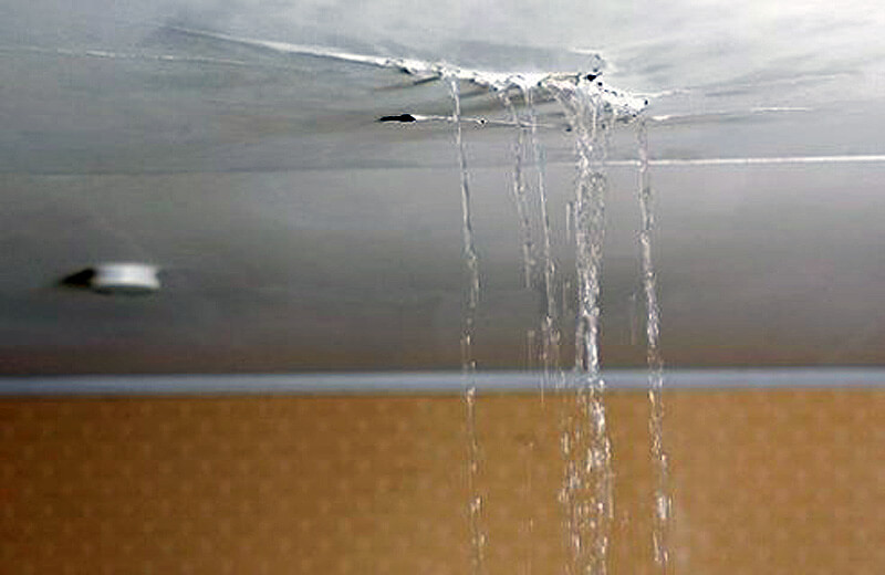 Fuite d’eau au plafond : que faire ?